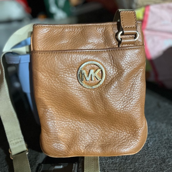 Black Crossbody Bag with Adjustable Strap and Zipper Closure - Picture 4 of 10